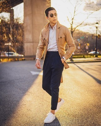 Wie beige Shirtjacke mit weißer Leder niedriger Sneakers zu kombinieren – 55 Herren Outfits