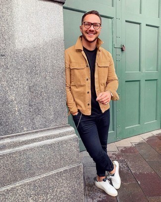 Wie beige Shirtjacke mit weißer Leder niedriger Sneakers zu kombinieren – 55 Herren Outfits