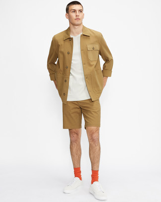 Wie beige Shirtjacke mit weißer Leder niedriger Sneakers zu kombinieren – 55 Herren Outfits