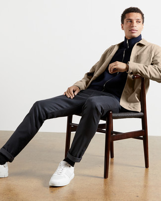 Wie beige Shirtjacke mit weißer Leder niedriger Sneakers zu kombinieren – 55 Herren Outfits
