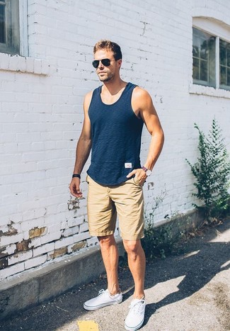 Welche Leinenschuhe mit beige Shorts zu tragen – 15 Herren Outfits