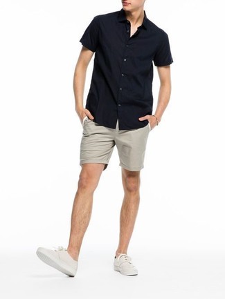 Welche Leinenschuhe mit beige Shorts zu tragen – 15 Herren Outfits