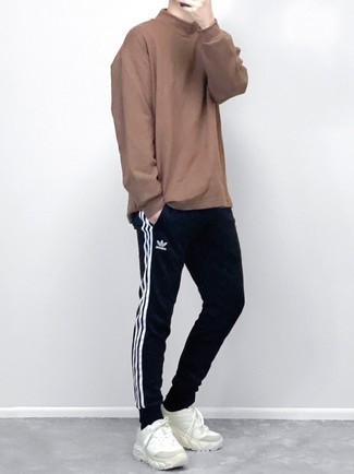 Welche Sportschuhe mit beige Rollkragenpullovers zu tragen – 50 Herren Outfits