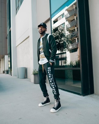 Dunkeltürkise bedruckte Jogginghose kombinieren – 2 Herren Outfits