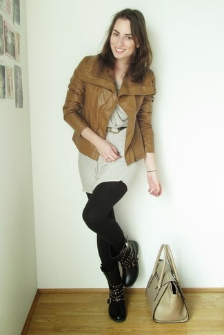 Welche Leggings mit rotbrauner Bikerjacke zu tragen – 6 Damen Outfits