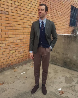 40 Jährige: Welche Westen mit rotbrauner Anzughose zu tragen – 4 Herren Outfits