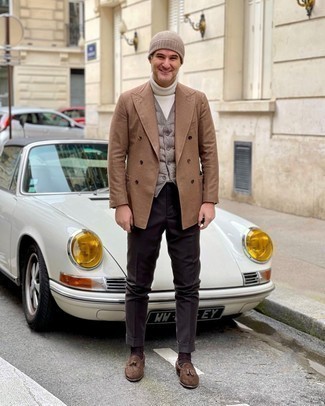 40 Jährige: Welche Westen mit rotbrauner Anzughose zu tragen – 4 Herren Outfits