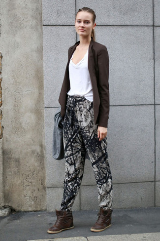Rotbraune hohe Sneakers kombinieren – 7 Damen Outfits