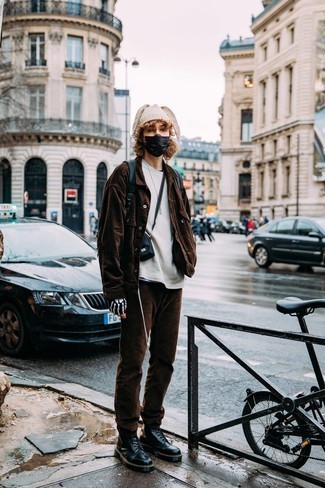 Teenager: Welche T-Shirts mit einem Rundhalsausschnitt mit rotbrauner Shirtjacke zu tragen – 1 Smart-Casual Herren Outfits