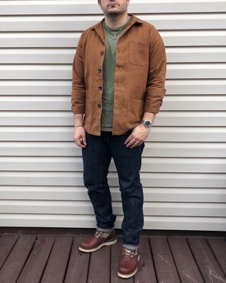 Welche T-Shirts mit einem Rundhalsausschnitt mit rotbrauner Shirtjacke zu tragen – 122 Smart-Casual Herren Outfits