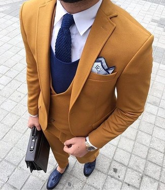 Wie rotbraune Weste mit dunkelblauer Leder Slipper mit Quasten zu kombinieren – 3 Herren Outfits