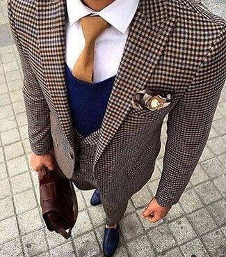 Wie rotbraune Weste mit dunkelblauer Leder Slipper mit Quasten zu kombinieren – 3 Herren Outfits