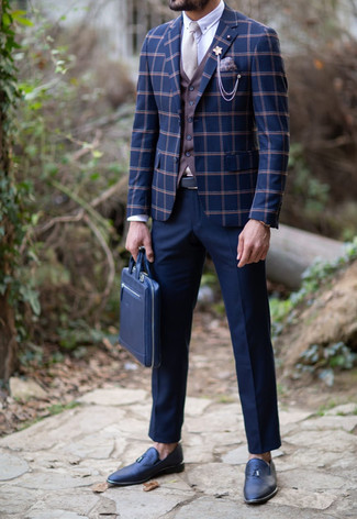Wie rotbraune Weste mit dunkelblauer Leder Slipper mit Quasten zu kombinieren – 3 Herren Outfits