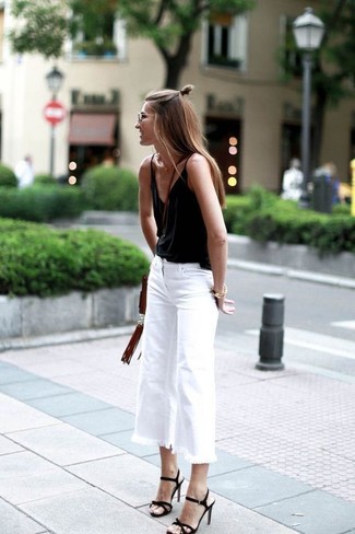 Casual heiß Wetter Outfits Damen 2024: Kombinieren Sie ein schwarzes Trägershirt mit einem weißen Hosenrock aus Jeans und Sie werden überall und zu jeder Zeit stilvoll aussehen. Schwarze wildleder sandaletten sind eine großartige Wahl, um dieses Outfit zu vervollständigen.