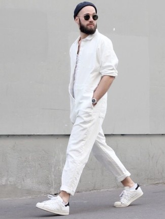 Welche Latzhosen mit weißen Trägershirts zu tragen – 4 Herren Outfits: Tragen Sie ein weißes Trägershirt und eine Latzhose für einen entspannten Wochenend-Look. Fühlen Sie sich ideenreich? Wählen Sie weißen niedrige Sneakers.