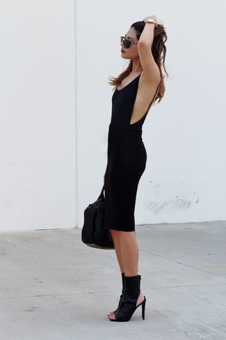 Schwarzen Bleistiftrock kombinieren – 256 Damen Outfits: Um einen geradlinigen aber modischen Look zu erreichen, vereinigen Sie ein schwarzes Trägershirt mit einem schwarzen Bleistiftrock. Schwarze Leder Stiefeletten mit Ausschnitten sind eine kluge Wahl, um dieses Outfit zu vervollständigen.
