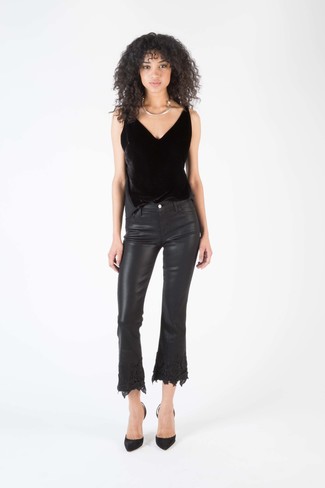 20 Jährige: Wie Pumps mit Jeans zu kombinieren – 151 Damen Outfits: Vereinigen Sie ein schwarzes Samt Trägershirt mit Jeans für einen großartigen Wochenend-Look. Dieses Outfit passt hervorragend zusammen mit Pumps.