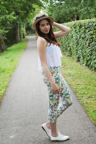 weiße und grüne enge Hose mit Blumenmuster von Armani Jeans
