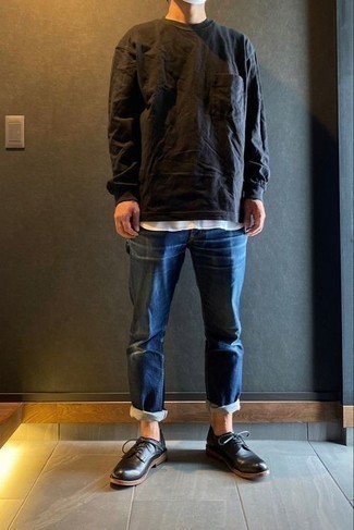 Schwarzes Langarmshirt kombinieren – 311 Herren Outfits: Kombinieren Sie ein schwarzes Langarmshirt mit dunkelblauen Jeans für ein bequemes Outfit, das außerdem gut zusammen passt. Wählen Sie schwarzen Leder Derby Schuhe, um Ihr Modebewusstsein zu zeigen.