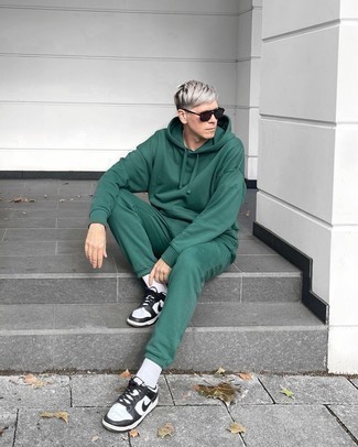 Dunkelgrünen Trainingsanzug kombinieren – 18 Herren Outfits: Für ein bequemes Couch-Outfit, entscheiden Sie sich für einen dunkelgrünen Trainingsanzug. Vervollständigen Sie Ihr Outfit mit weißen und schwarzen Leder niedrigen Sneakers, um Ihr Modebewusstsein zu zeigen.