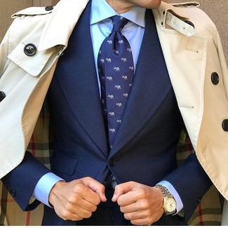 hellbeige Trenchcoat, dunkelblauer Anzug, hellblaues Businesshemd, dunkelblaue bedruckte Krawatte für Herren