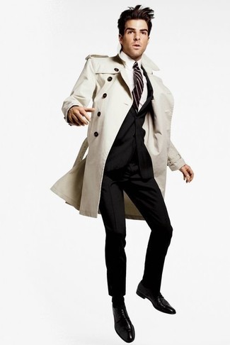 Trenchcoat kombinieren – 313 Elegante Herren Outfits: Vereinigen Sie einen Trenchcoat mit einem schwarzen Anzug für eine klassischen und verfeinerte Silhouette. Wenn Sie nicht durch und durch formal auftreten möchten, wählen Sie schwarzen Leder Derby Schuhe.