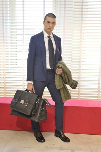 Trenchcoat kombinieren – 313 Elegante Herren Outfits: Kombinieren Sie einen Trenchcoat mit einem dunkelblauen Anzug, um vor Klasse und Perfektion zu strotzen. Schwarze Leder Oxford Schuhe fügen sich nahtlos in einer Vielzahl von Outfits ein.