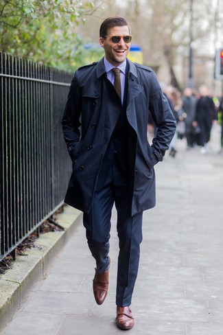 Trenchcoat kombinieren – 313 Elegante Herren Outfits: Entscheiden Sie sich für einen Trenchcoat und einen dunkelblauen Anzug für einen stilvollen, eleganten Look. Fühlen Sie sich mutig? Komplettieren Sie Ihr Outfit mit braunen Doppelmonks aus Leder.