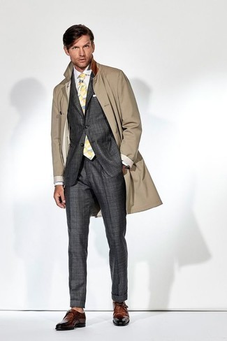 Welche Anzüge mit braunen Trenchcoats zu tragen – 14 Herren Outfits: Entscheiden Sie sich für einen braunen Trenchcoat und einen Anzug für einen stilvollen, eleganten Look. Fühlen Sie sich ideenreich? Entscheiden Sie sich für braunen Leder Derby Schuhe.