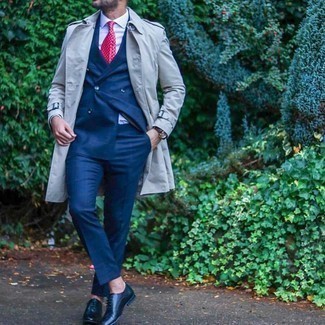 Rosa Krawatte kombinieren – 123 Herren Outfits: Erwägen Sie das Tragen von einem grauen Trenchcoat und einer rosa Krawatte für eine klassischen und verfeinerte Silhouette. Dunkelblaue Leder Oxford Schuhe sind eine ideale Wahl, um dieses Outfit zu vervollständigen.