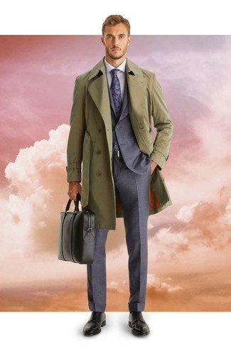 Dunkelblaue Krawatte mit Paisley-Muster kombinieren – 122 Herren Outfits warm Wetter: Tragen Sie einen olivgrünen Trenchcoat und eine dunkelblaue Krawatte mit Paisley-Muster, um vor Klasse und Perfektion zu strotzen. Fühlen Sie sich mutig? Komplettieren Sie Ihr Outfit mit schwarzen Leder Derby Schuhen.