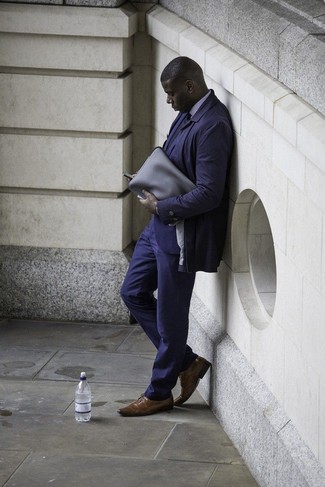 Dunkelbraune Leder Oxford Schuhe kombinieren – 238 Elegante Herbst Herren Outfits: Kombinieren Sie einen dunkelblauen Trenchcoat mit einem dunkelblauen Anzug, um vor Klasse und Perfektion zu strotzen. Dieses Outfit passt hervorragend zusammen mit dunkelbraunen Leder Oxford Schuhen. Schon haben wir ein trendiger Look im Herbst.