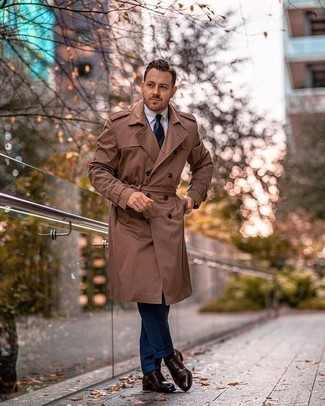 Braunen Trenchcoat kombinieren – 115 Herren Outfits: Entscheiden Sie sich für einen braunen Trenchcoat und einen dunkelblauen Anzug für einen stilvollen, eleganten Look. Dunkelbraune geflochtene Leder Oxford Schuhe fügen sich nahtlos in einer Vielzahl von Outfits ein.