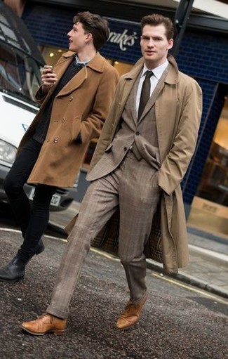 Welche Trenchcoats mit braunen Anzuges zu tragen – 14 Herren Outfits: Kombinieren Sie einen Trenchcoat mit einem braunen Anzug für eine klassischen und verfeinerte Silhouette. Komplettieren Sie Ihr Outfit mit beige Leder Oxford Schuhen.