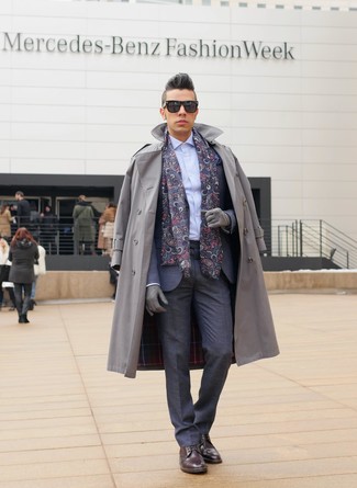 Dunkelblauen Schal kombinieren – 500+ Herren Outfits: Für ein bequemes Couch-Outfit, paaren Sie einen grauen Trenchcoat mit einem dunkelblauen Schal. Vervollständigen Sie Ihr Outfit mit einer dunkelroten Lederfreizeitstiefeln, um Ihr Modebewusstsein zu zeigen.