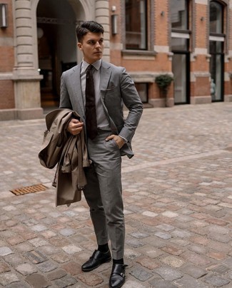 Braunes Einstecktuch kombinieren – 763+ Herren Outfits: Ein brauner Trenchcoat und ein braunes Einstecktuch sind eine ideale Outfit-Formel für Ihre Sammlung. Fühlen Sie sich ideenreich? Ergänzen Sie Ihr Outfit mit schwarzen Doppelmonks aus Leder.