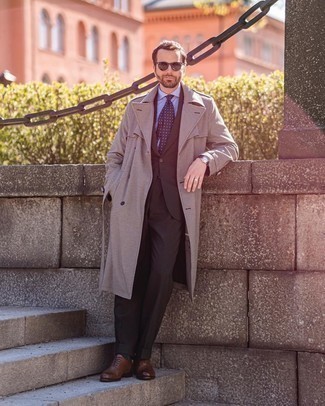 30 Jährige: Wie dunkelbraunen Anzug mit dunkelbrauner Leder Oxford Schuhe zu kombinieren – 13 Herbst Herren Outfits: Vereinigen Sie einen dunkelbraunen Anzug mit einem grauen Trenchcoat für einen stilvollen, eleganten Look. Ergänzen Sie Ihr Look mit dunkelbraunen Leder Oxford Schuhen. Dieses Outfit ist hervorragend für die Übergangszeit geeignet.