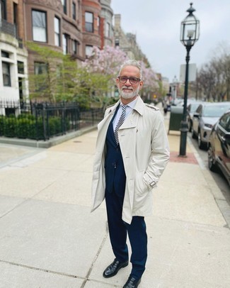 50 Jährige: Krawatte kombinieren – 500+ Herren Outfits: Tragen Sie einen weißen Trenchcoat und eine Krawatte für einen stilvollen, eleganten Look. Fühlen Sie sich mutig? Ergänzen Sie Ihr Outfit mit schwarzen Leder Slippern.