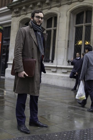 30 Jährige: Schwarze Leder Oxford Schuhe kombinieren – 454 Elegante Herren Outfits: Entscheiden Sie sich für einen dunkelbraunen Trenchcoat und einen dunkelblauen Anzug für eine klassischen und verfeinerte Silhouette. Ergänzen Sie Ihr Look mit schwarzen Leder Oxford Schuhen.