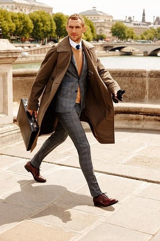Dunkelrote Leder Oxford Schuhe kombinieren – 222 Herren Outfits: Etwas Einfaches wie die Wahl von einem braunen Trenchcoat und einem grauen Wollanzug mit Schottenmuster kann Sie von der Menge abheben. Komplettieren Sie Ihr Outfit mit dunkelroten Leder Oxford Schuhen.