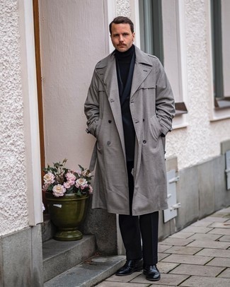 Welche Oxford Schuhe mit grauen Trenchcoats zu tragen – 5 Herren Outfits: Tragen Sie einen grauen Trenchcoat und einen dunkelblauen Anzug, um vor Klasse und Perfektion zu strotzen. Oxford Schuhe sind eine gute Wahl, um dieses Outfit zu vervollständigen.