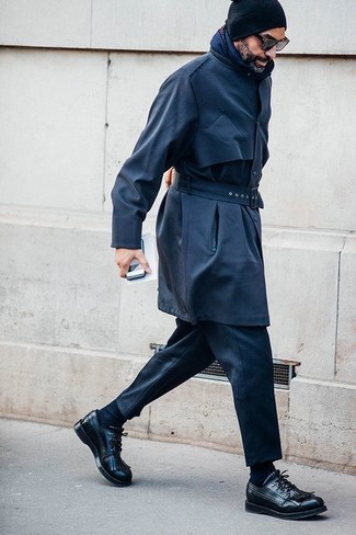 40 Jährige: Derby Schuhe kombinieren – 70 Herren Outfits kühl Wetter: Erwägen Sie das Tragen von einem dunkelblauen Trenchcoat und einer schwarzen Anzughose für einen stilvollen, eleganten Look. Derby Schuhe verleihen einem klassischen Look eine neue Dimension.