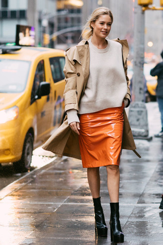 Weißen Pullover kombinieren – 1200+ Damen Outfits: Erwägen Sie das Tragen von einem weißen Pullover und einem orange Leder Bleistiftrock für einen Casual-Look, der, Charme und Charakter vermittelt. Vervollständigen Sie Ihr Look mit schwarzen Leder Stiefeletten.