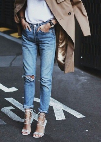 Hellblaue Jeans mit Destroyed-Effekten kombinieren – 439 Damen Outfits: Möchten Sie einen lockeren Look kreieren, ist die Kombi aus einem beige Trenchcoat und hellblauen Jeans mit Destroyed-Effekten ganz super. Vervollständigen Sie Ihr Look mit weißen Leder Sandaletten.
