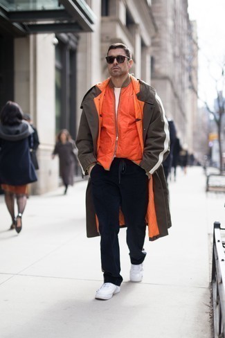 Orange Bomberjacke kombinieren – 34 Herren Outfits: Vereinigen Sie eine orange Bomberjacke mit einer dunkelblauen Cord Chinohose für einen bequemen Alltags-Look. Fühlen Sie sich mutig? Vervollständigen Sie Ihr Outfit mit weißen Leder niedrigen Sneakers.