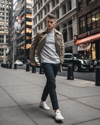 Welche Sweatshirts mit dunkelbraunen Trenchcoats zu tragen – 4 Smart-Casual Herren Outfits: Kombinieren Sie einen dunkelbraunen Trenchcoat mit einem Sweatshirt, wenn Sie einen gepflegten und stylischen Look wollen. Suchen Sie nach leichtem Schuhwerk? Entscheiden Sie sich für weißen Segeltuch niedrige Sneakers für den Tag.