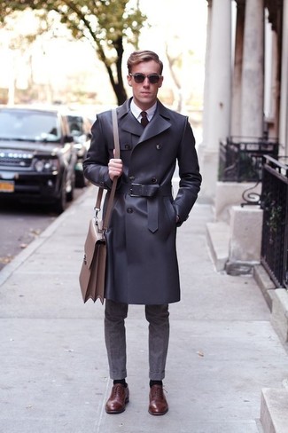 Braune Leder Oxford Schuhe kombinieren – 500+ Herren Outfits: Entscheiden Sie sich für einen dunkelgrauen Trenchcoat und eine dunkelgraue Wollanzughose für einen stilvollen, eleganten Look. Dieses Outfit passt hervorragend zusammen mit braunen Leder Oxford Schuhen.
