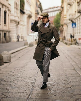 Olivgrünen Trenchcoat kombinieren – 99 Herren Outfits: Kombinieren Sie einen olivgrünen Trenchcoat mit einer grauen Anzughose für eine klassischen und verfeinerte Silhouette. Suchen Sie nach leichtem Schuhwerk? Vervollständigen Sie Ihr Outfit mit schwarzen Leder Slippern mit Quasten für den Tag.