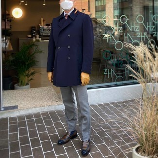 Gelbe Lederhandschuhe kombinieren – 51 Herren Outfits: Entscheiden Sie sich für Komfort in einem dunkelblauen Trenchcoat und gelben Lederhandschuhen. Ergänzen Sie Ihr Outfit mit braunen Leder Slippern, um Ihr Modebewusstsein zu zeigen.