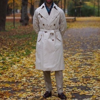 Weißen Trenchcoat kombinieren – 19 Herren Outfits warm Wetter: Vereinigen Sie einen weißen Trenchcoat mit einer beige Anzughose für eine klassischen und verfeinerte Silhouette. Fühlen Sie sich ideenreich? Wählen Sie dunkelbraunen Leder Slipper mit Quasten.
